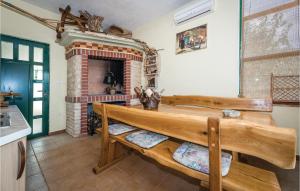 Awesome Home In Mirlovic Polje