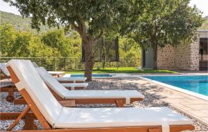 Six-Bedroom Holiday Home In Zagvozd