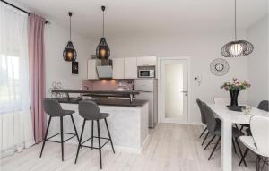 2 Bedroom Gorgeous Home In Zadar 