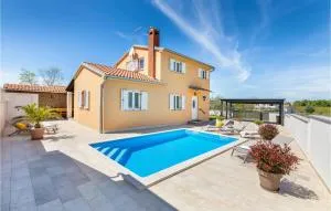 2 Bedroom Lovely Home In Musalez - Mušalež