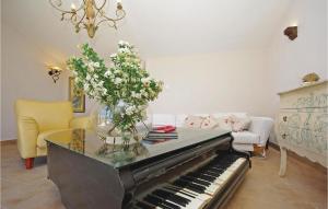 Amazing Home In Tucepi With Jacuzzi 