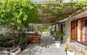 3 Bedroom Awesome Apartment In Malinska 