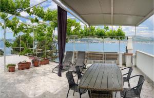 Three-Bedroom Holiday Home With Sea View In Okrug Donji