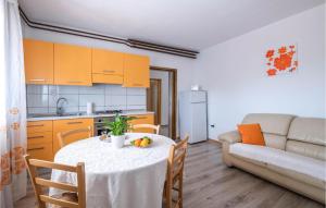 Beautiful Home In Peruski With Kitchen