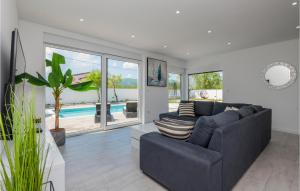 Stunning Home In Donji Prolozac 