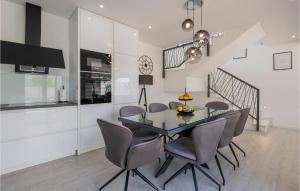 Stunning Home In Donji Prolozac 