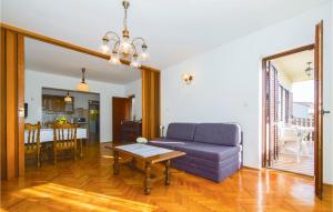Three-Bedroom Apartment In Podstrana