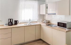 Gorgeous Home In Kmeti With Wi-Fi 