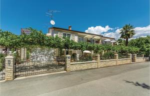 2 Bedroom Nice Apartment In Porec 