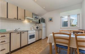 2 Bedroom Nice Apartment In Porec 