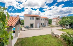 2 Bedroom Cozy Home In Kras 