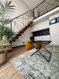 Sunny loft 24x7 x free parking x close to old town by H&H