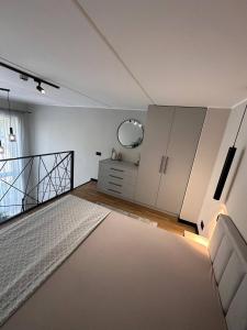 Sunny loft 24x7 x free parking x close to old town by H&H