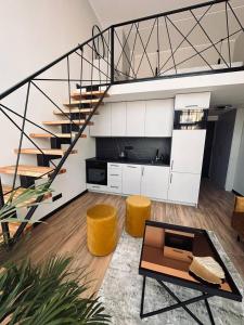 Sunny loft 24x7 x free parking x close to old town by H&H