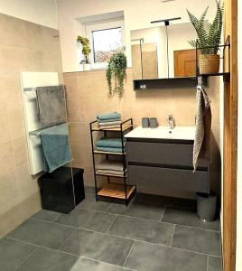 Ferienhaus Lechner am Waldrand mit Sauna, Bergblick und Naturgarten"