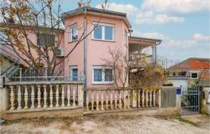 Gorgeous Apartment In Pula - Škatari