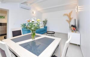 Beach Front Home In Cavalaire-Sur-Mer With Wifi