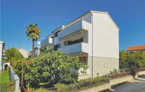 2 Bedroom Gorgeous Apartment In Porec 