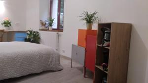 Sejours chez l'habitant Chambre avec grand bureau sdb partagee : photos des chambres