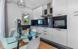 2 Bedroom Lovely Apartment In Dramalj