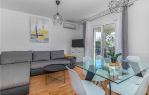 2 Bedroom Lovely Apartment In Dramalj 