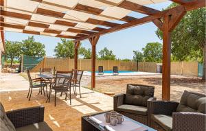 2 Bedroom Beautiful Home In Drinovci 