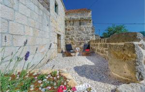 Three-Bedroom Holiday Home In Mrcevo