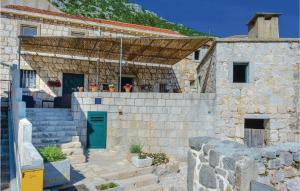 Three-Bedroom Holiday Home In Mrcevo