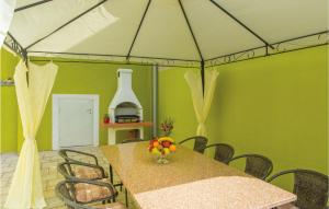 5 Bedroom Cozy Home In Pula 