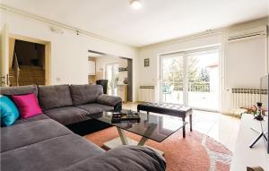 5 Bedroom Cozy Home In Pula 
