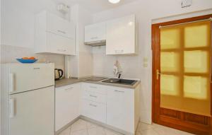 Cozy Apartment In Rabac With Kitchen