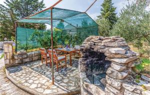 Awesome Apartment In Vinkuran With Wifi