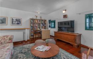 2 Bedroom Gorgeous Home In Frkasic 