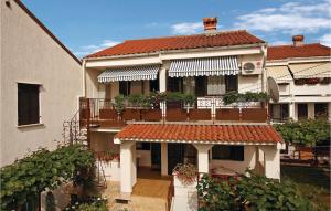 3 Bedroom Cozy Apartment In Stinjan 