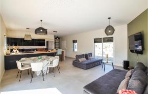 Maisons de vacances Amazing Home In Cleon D' Andran : photos des chambres