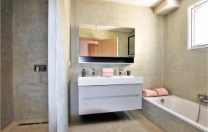 Maisons de vacances Amazing Home In Cleon D' Andran : photos des chambres