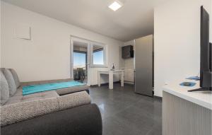 Lovely Apartment In Kustici, Novalja 