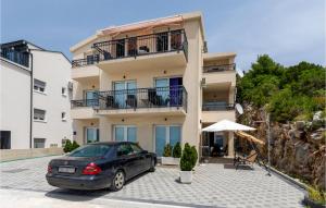 3 Bedroom Nice Apartment In Komarna