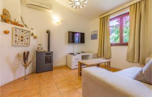 2 Bedroom Cozy Apartment In Premantura
