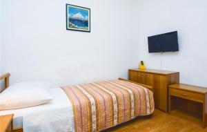 2 Bedroom Stunning Apartment In Lokva Rogoznica 