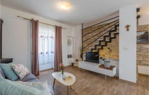 Beautiful Home In Putini With Kitchen 