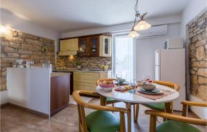 Beautiful Home In Putini With Kitchen