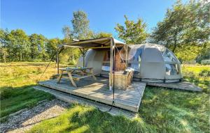 Cozy StaCaravan In Hoogersmilde