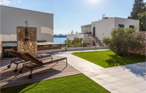 2 Bedroom Stunning Apartment In Omisalj