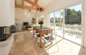 Awesome Home In Serignan