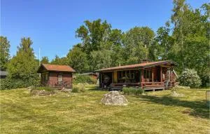 3 Bedroom Lovely Home In Arboga - Hållet