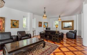 6 Bedroom Lovely Home In Rab