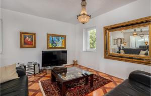 6 Bedroom Lovely Home In Rab 