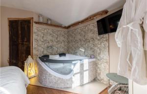 Stunning Home In Capannori With Jacuzzi