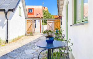 Awesome Apartment In Visby With Kitchen